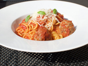 Dnešní tip na polední menu: Spaghetti s masovými koulemi a parmazánem