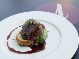 Dnešní tip na polední menu: Hovězí steak "Rossini" s rukolou a vinnou omáčkou