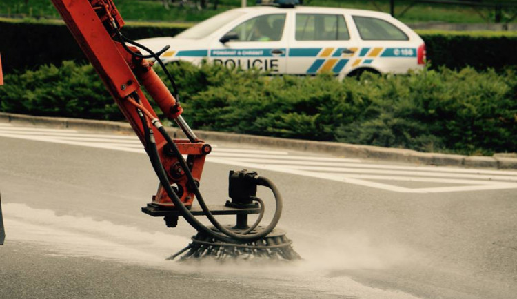 Z cisterny unikl v délce jednoho kilometru na silnici naftalen, silnice je uzavřena
