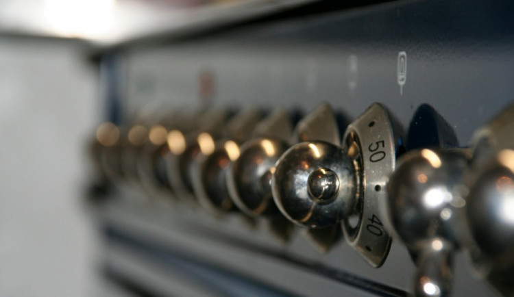 Senior si ohříval v troubě vosk, potom ho rozpálený hasil vodou