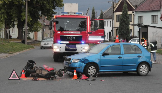 Seniorka v autě nedala přednost mopedistovi jedoucímu po hlavní silnici