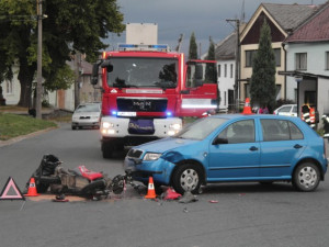 Seniorka v autě nedala přednost mopedistovi jedoucímu po hlavní silnici