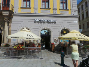 McDonald's na Horním náměstí po letech končí, prostory Salmova paláce jsou v nabídce realitek