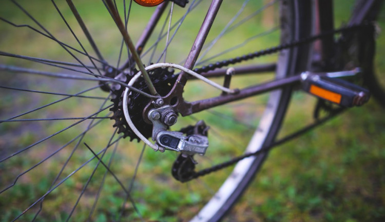 Cyklista nedal přednost druhému a zavinil kolizi, teď ho hledá policie