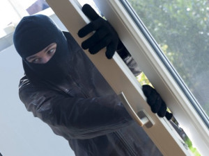 Zloděj se vloupal do domu, bral cigarety i balení krůtích prsou