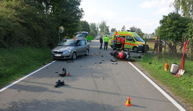 Řidička nedala přednost motorkáři na hlavní silnici, došlo ke střetu