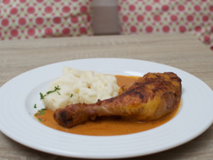 Dnešní tip na polední menu: Kuřecí stehýnko na paprice s máslovými noky