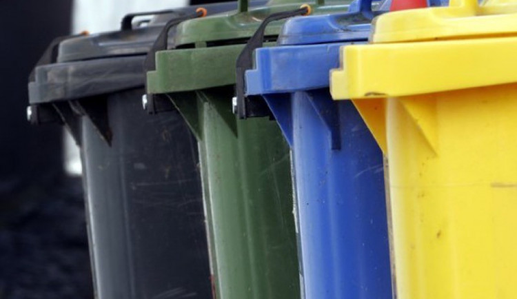 Mladík silácky převrhnul popelnici, pak musel za dozoru policistů všechny odpadky sesbírat