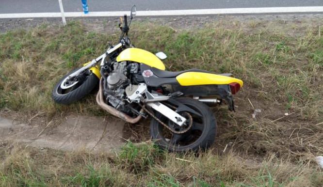 Motorkář - senior se střetl s osobním autem, leží ve kritickém stavu v nemocnici
