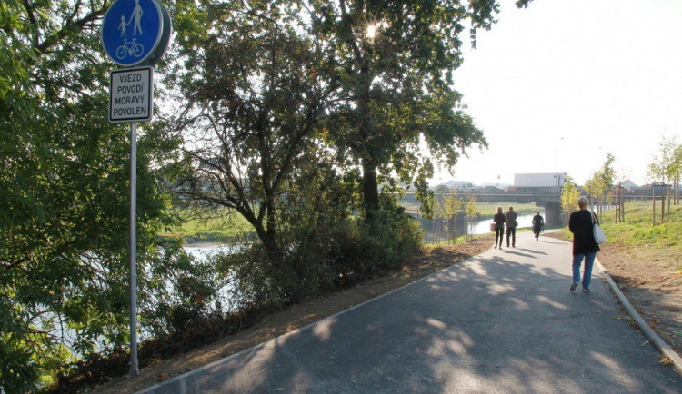 Práce na cyklostezce podél Moravy finišují, dokončena bude za pár dní
