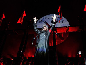 Recenze: Roger Waters je bůh, jeho The Wall je fenomenálním počinem