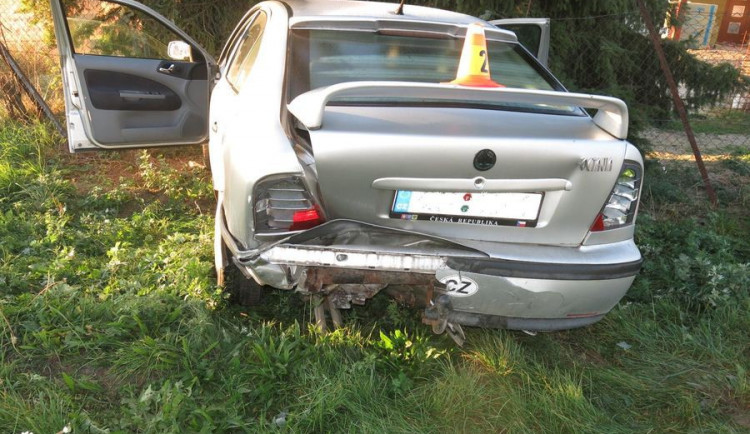 Řidič auta při oslnění sluncem šlápl prudce na brzdu, mladík za ním nedobrzdil