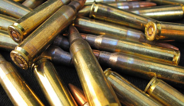 Ve skříni po svých rodičích našel muž hotovou zbrojnici, vše si odvezli pyrotechnici