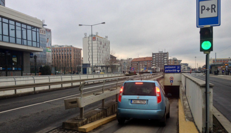 Podzemní garáže u nádraží jsou uzavřeny, důvodem je porucha