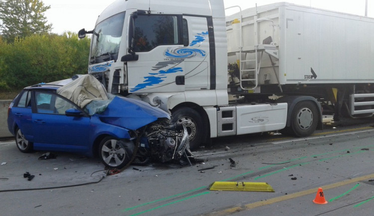 Aktuálně: Na R35 u Olomouce se tvoří kolony, osobní auto skončilo pod koly kamionu