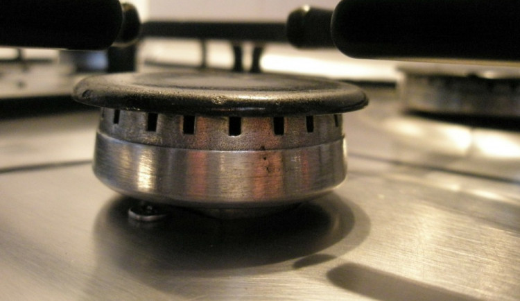 Muž chtěl uhasit oheň na pánvi vodou, utrpěl těžké popáleniny v obličeji a na krku