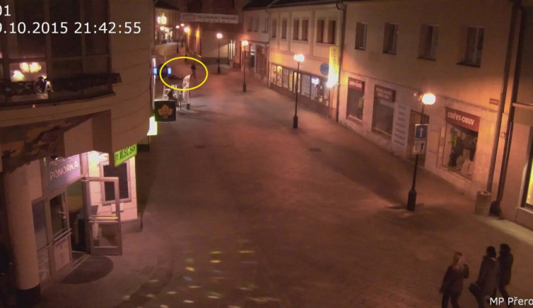 Útočník kopal do ležícího šedesátníka, kolemjdoucí vše ignorovali