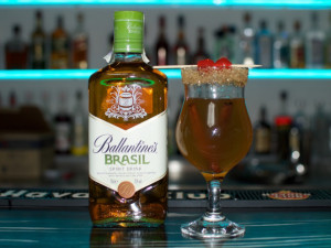 Glen Rio Hot (Ballantine's Brasil s horkým jablečným džusem)