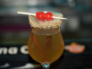 Glen Rio Hot (Ballantine's Brasil s horkým jablečným džusem)