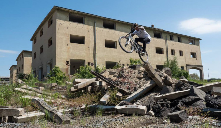 Video: Víte, jak vypadá opuštěný olomoucký vojenský komplex v sedle freestylového kola?