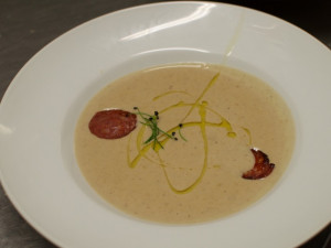 Podzimní kaštanový krém s plátky choriza