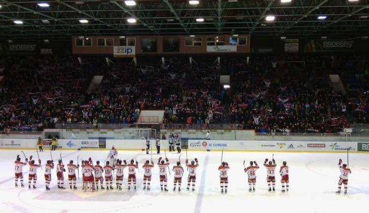 Video: Atmosféra v plecharéně roztavila třineckou ocel