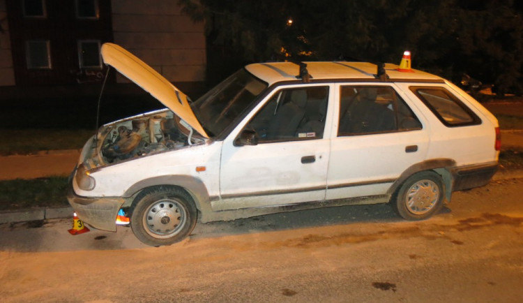 Policie hledá svědky dopravní nehody, při které řidič porazil dopravní značku