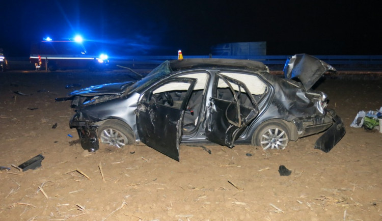 Muž strhl řízení kvůli zvěři, auto několikrát udělalo kotrmelec a skončilo daleko v poli