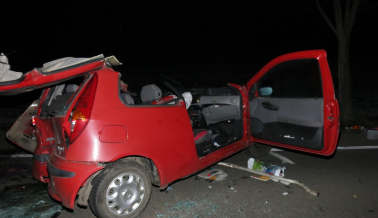 Řidič předjížděl přes plnou čáru, jeho auto se čelně srazilo s dodávkou