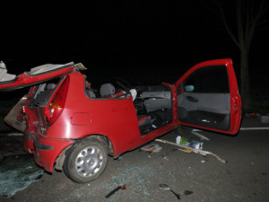 Řidič předjížděl přes plnou čáru, jeho auto se čelně srazilo s dodávkou