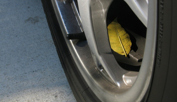 Opilý řidič prorazil v Lipníku nad Bečvou pneumatiku, po ráfku jel 20 kilometrů až do Přáslavic