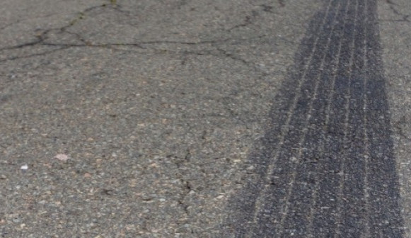 Mezi Křelovem a Hněvotínem vjel řidič se svým autem do protisměru, smetl ho náklaďák