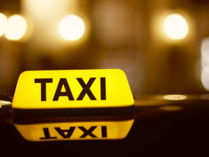 Kuriozita: Olomoucký taxikář usnul za volantem a naboural, navíc se zjistilo, že nemá řidičák