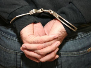 Policie v noci zasahovala proti ozbrojenému pachateli