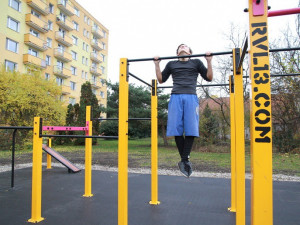 Je libo zacvičit si venku? Na Povlu funguje nová venkovní posilovna