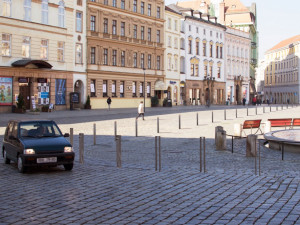 Navigační sloupky na Dolním náměstí slaví úspěch, objeví se i kolem radnice