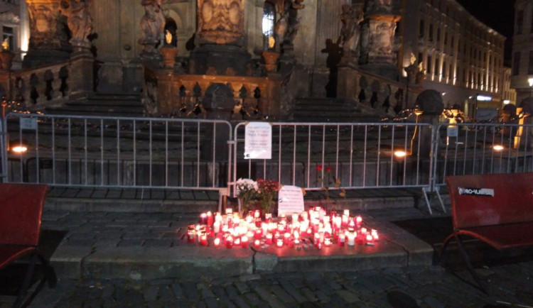 Pray from Olomouc. Pro Paříž dnes na Horním náměstí hořely desítky svíček