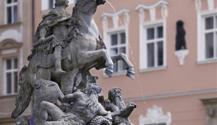 Mladík se pokoušel opakovaně vyškrábat na Caesarovu kašnu, nakonec ji poškodil
