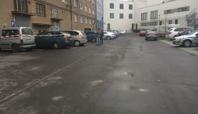 U nádraží vyskočil muž z okna několikapatrového domu