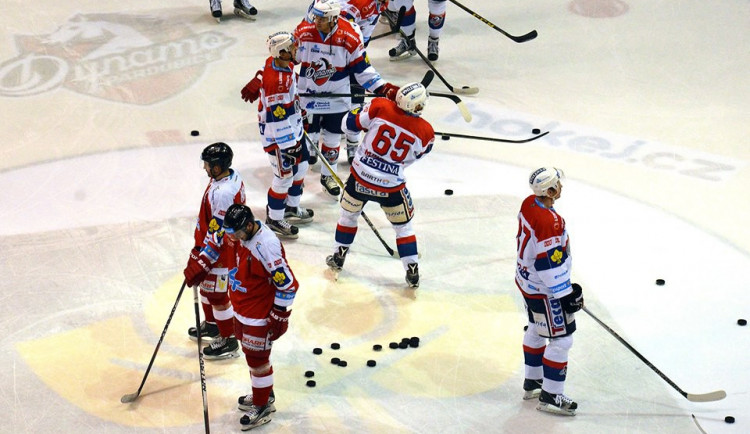 Report: Hokejisté vezou z Pardubic jeden bod, Mora po nájezdech prohrála 4:3