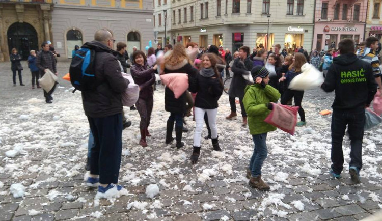 Video: Na Horním náměstí dnes sněžilo, odehrála se tam urputná polštářová bitva