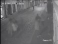 Policie hledá mladíka, který posprejoval domy ve Ztracené ulici. Poznáte ho?