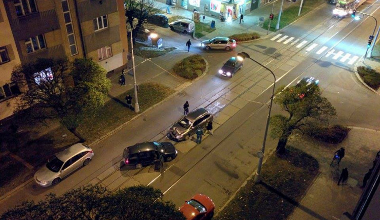 Na Masarykově třídě se střetla dvě auta přímo v tramvajovém kolejišti, tramvaje stojí