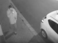 Lupiči stačily tři vteřiny na to, aby vykradl zaparkované auto. Poznáte ho na záběru z kamery?
