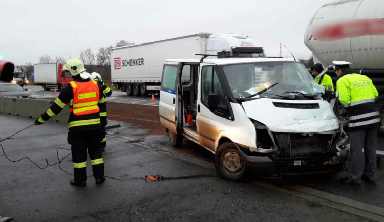 Nehoda dodávky a kamionu zkomplikovala provoz z Olomouce směrem na Přerov