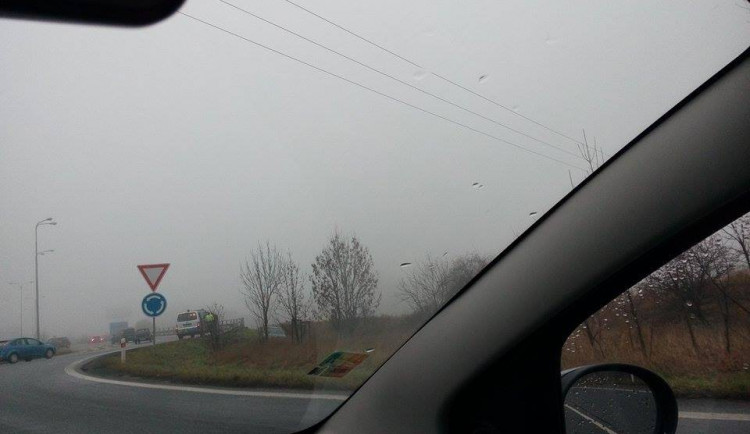 #drbnohled od Týny: Na kruháči u Globusu sjelo auto do příkopu, hrozí dopravní komplikace