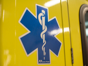 Žena našla na ulici zraněného muže v pyžamu, pravděpodobně vyskočil z okna