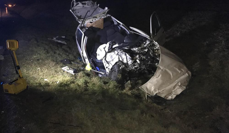 V Krčmani se srazila dvě auta, mladý řidič nepřežil