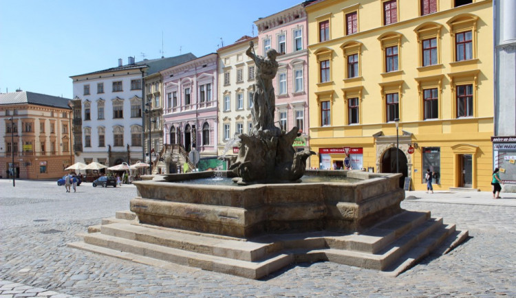 Opilý muž si pospal u Neptunovy kašny, přišel o věci za tisíce korun