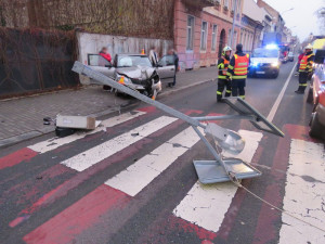 Žena dostala při jízdě v centru města mikrospánek, zastavila se o sloup na přechodu pro chodce